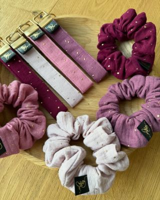 Novinky skladem na e-shopu ✨ Už máš svoji klíčenku a gumičku? #ušito #doplněkdovlasů #udělejsiradost #gumička #scrunchies...