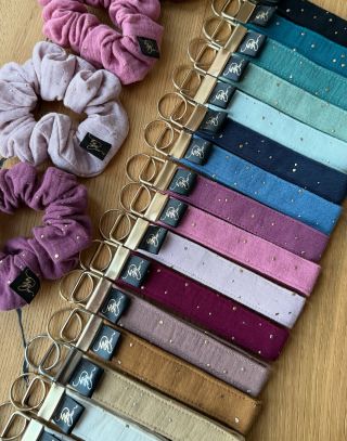 Já už si svojí vybrala, co ty? 🤭 Všechny klíčenky najdeš právě teď na e-shopu! #klíčenka #barvicka #dnesnosim #styl...