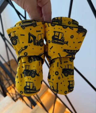 Pozor, stavba začíná! 🚧 Chcete, aby měl váš malý bagrista ty nejteplejší nožky v kočárku nebo v nosítku? Napište mi...