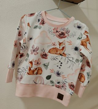 Někdy je ta největší krása v úplné jemnosti. 🌸🦌 Co na ni říkáte? #sijuslaskou #autorskatvorba #ceskaznacka #rucniptrace...